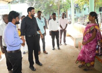 நாகப்பட்டினம் மாவட்டம் கீழையூர் ஊராட்சி ஒன்றியம் திருப்பூண்டி கிழக்கு ஊராட்சியில் உள்ள அரசினர் மேல்நிலைப்பள்ளி, அரசு ஆரம்ப சுகாதார நிலையத்தில் மாவட்ட ஆட்சித்தலைவர் டாக்டர் அ.அருண்தம்புராஜ் இன்று நேரில் பார்வையிட்டு ஆய்வு மேற்கொண்டார்.