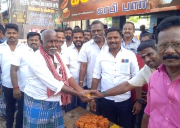 மாப்பிள்ளையூரணியில் கனிமொழி எம்.பி பிறந்தநாளை முன்னிட்டு திமுக ஒன்றிய செயலாளர் சரவணக்குமார் இனிப்பு வழங்கினார்.