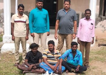 வேதாரண்யத்தை அடுத்த துளசியாபுரம் பகுதிகளில் மடையான் பறவைகளை பிடித்தவர்களைபிடித்து அபராதம்.