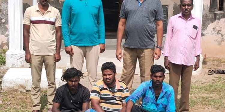 வேதாரண்யத்தை அடுத்த துளசியாபுரம் பகுதிகளில் மடையான் பறவைகளை பிடித்தவர்களைபிடித்து அபராதம்.