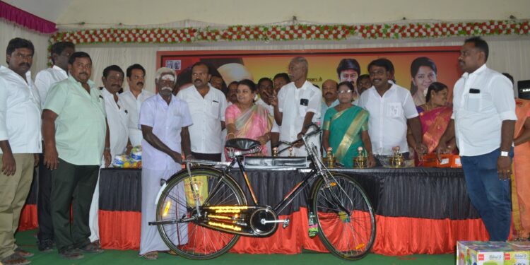 கனிமொழி பிறந்த நாளையொட்டி தூத்துக்குடியில் ரூ.10 லட்சம் மதிப்பில் நலத்திட்ட உதவிகள்: அமைச்சர் கீதாஜீவன், மேயர் ஜெகன் பெரியசாமி வழங்கினார்கள்