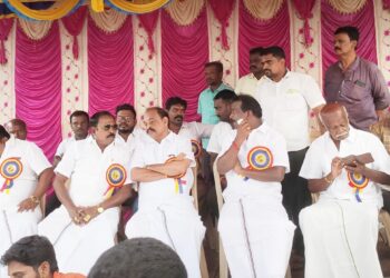 தூத்துக்குடி மாவட்டம் கீழ தட்டப்பாறை கிராமத்தில் மாபெரும் மாட்டு வண்டிபோட்டியை முன்னாள் அமைச்சர்கள் கடம்பூர் ராஜு,சி.த செல்லப்பாண்டியன் தொடங்கி வைத்தனர்.       