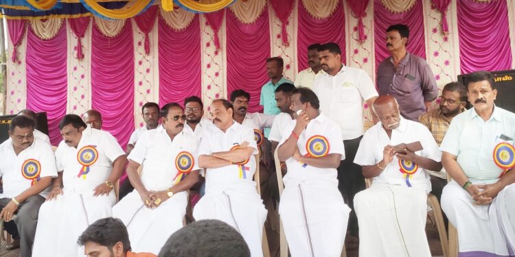 தூத்துக்குடி மாவட்டம் கீழ தட்டப்பாறை கிராமத்தில் மாபெரும் மாட்டு வண்டிபோட்டியை முன்னாள் அமைச்சர்கள் கடம்பூர் ராஜு,சி.த செல்லப்பாண்டியன் தொடங்கி வைத்தனர்.       