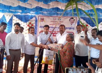 தூத்துக்குடியில்  பொங்கல் பரிசுத்தொகுப்பு கலெக்டர் செந்தில்ராஜ், மேயர் ஜெகன் பெரியசாமி துவக்கி வைத்தனர்!