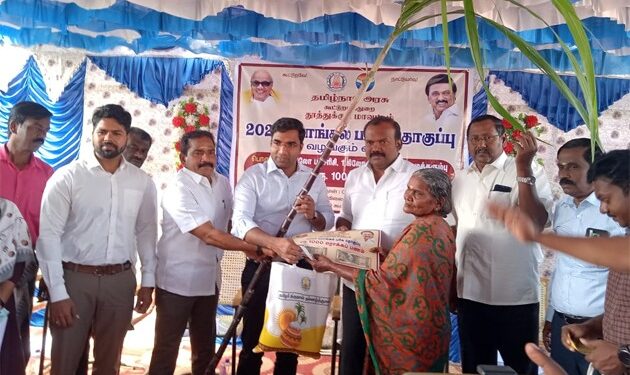 தூத்துக்குடியில்  பொங்கல் பரிசுத்தொகுப்பு கலெக்டர் செந்தில்ராஜ், மேயர் ஜெகன் பெரியசாமி துவக்கி வைத்தனர்!