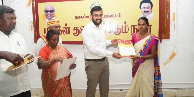 நாகப்பட்டினம்; மாவட்ட ஆட்சியர் அலுவலகத்தில் வாராந்திர மக்கள் குறைதீர்க்கும் நாள் கூட்டம் மாவட்ட ஆட்சித்தலைவர் டாக்டர் அ.அருண்தம்புரா தலைமையில் இன்று நடைபெற்றது.