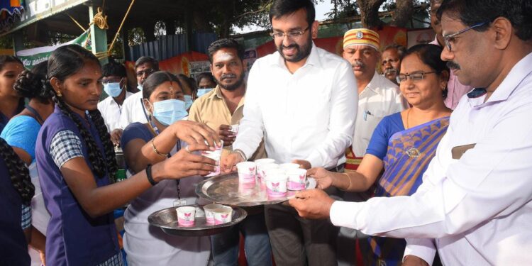 நாகப்பட்டினம்; மாவட்ட ஆட்சியர் அலுவலகத்தில் வாராந்திர மக்கள் குறைதீர்க்கும் நாள் கூட்டம் மாவட்ட ஆட்சித்தலைவர் டாக்டர் அ.அருண்தம்புரா தலைமையில் இன்று நடைபெற்றது.