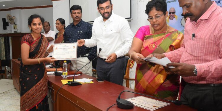 நாகப்பட்டினம் மாவட்ட ஆட்சியர் அலுவலகத்தில்தமிழ் வளர்ச்சித் துறை சார்பில் ஆட்சிமொழிப் பயிலரங்கம் மற்றும் கருத்தரங்கம் மாவட்ட ஆட்சித்தலைவர் டாக்டர்.அ.அருண்தம்புராஜ் தலைமையில் நடைபெற்றது.