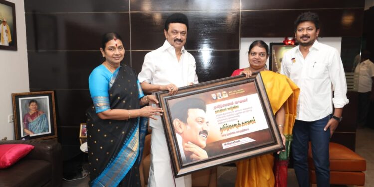 சென்னையில் முதலமைச்சர் மு.க.ஸ்டாலினுக்கு அமைச்சர் கீதாஜீவன் பொங்கல் வாழ்த்து தெரிவித்தார்