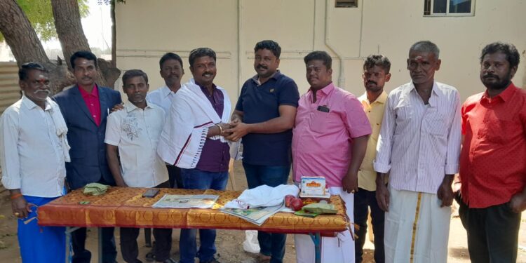 மாப்பிள்ளையூரணி பொதுமக்கள், மற்றும் கட்சி நிர்வாகிகளுக்கு “மக்கள் பஞ். தலைவர் சரவணகுமார்” நேரில் பொங்கல் வாழ்த்துக்கள் தெரிவித்து அசத்தல்!!!!