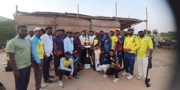 மாப்பிள்ளையூரணியில் நடைபெற்ற கிரிக்கெட் போட்டியில் வெற்றி பெற்ற அணிகளுக்கு கோப்பை, பரிசுத்தொகையை பஞ். தலைவர் சரவணக்குமார் வழங்கினார்.