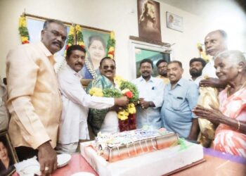 மாப்பிள்ளையூரணியில் நடைபெற்ற கிரிக்கெட் போட்டியில் வெற்றி பெற்ற அணிகளுக்கு கோப்பை, பரிசுத்தொகையை பஞ். தலைவர் சரவணக்குமார் வழங்கினார்.