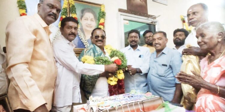 மாப்பிள்ளையூரணியில் நடைபெற்ற கிரிக்கெட் போட்டியில் வெற்றி பெற்ற அணிகளுக்கு கோப்பை, பரிசுத்தொகையை பஞ். தலைவர் சரவணக்குமார் வழங்கினார்.