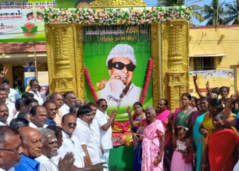 தூத்துக்குடியில் எம்.ஜி.ஆர் பிறந்த தினத்தை முன்னிட்டு அதிமுக முன்னாள் அமைச்சர் சி.த.செல்லப்பாண்டியன் மாலை அணிவித்தார்.