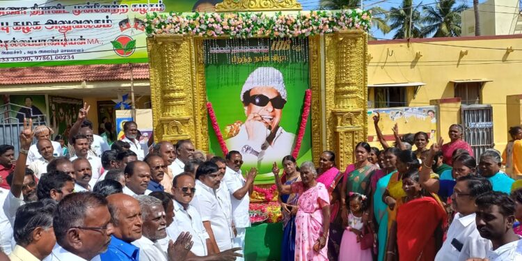 தூத்துக்குடியில் எம்.ஜி.ஆர் பிறந்த தினத்தை முன்னிட்டு அதிமுக முன்னாள் அமைச்சர் சி.த.செல்லப்பாண்டியன் மாலை அணிவித்தார்.