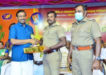 குரும்பூர் காவலர் காளிமுத்து நற்செயலை பாராட்டி இயேசு விடுவிக்கிறார் ஊழியங்களின் சார்பாக சகோ. மோகன் சி. லாசரஸ் வாழ்த்தி வெகுமதி வழங்கினார்.