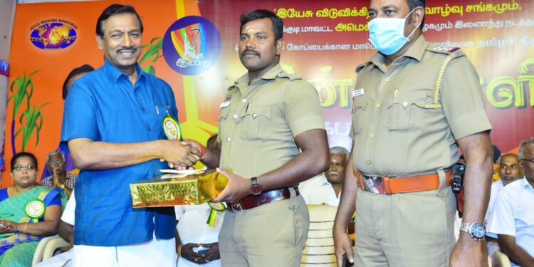 குரும்பூர் காவலர் காளிமுத்து நற்செயலை பாராட்டி இயேசு விடுவிக்கிறார் ஊழியங்களின் சார்பாக சகோ. மோகன் சி. லாசரஸ் வாழ்த்தி வெகுமதி வழங்கினார்.