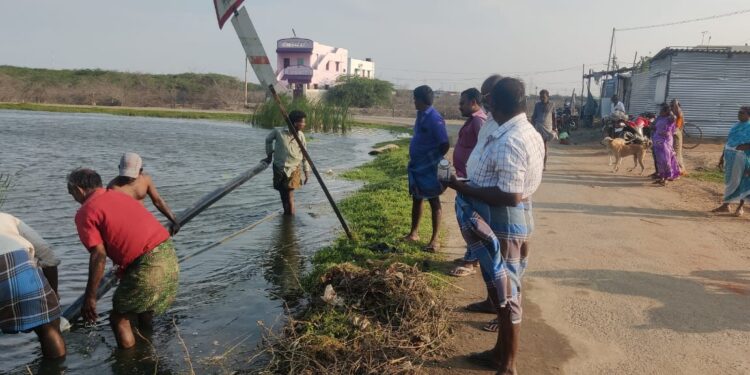 தூத்துக்குடி மாநகராட்சி 51 வது வார்டு பகுதியில் 5 நாள் குடிநீரின்றி தவித்த பொதுமக்கள் : அதிரடியாக களமிறங்கிய அதிமுக கவுன்சிலர்!! பொதுமக்கள் பாராட்டு!!!