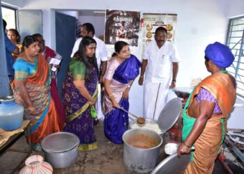 நாமக்கல் அங்கன்வாடி மையத்தில் அமைச்சர் கீதாஜீவன் ஆய்வு மேற்கொண்டார்.