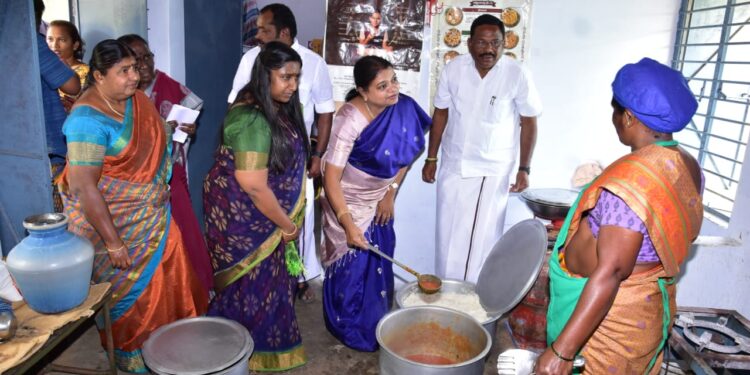 நாமக்கல் அங்கன்வாடி மையத்தில் அமைச்சர் கீதாஜீவன் ஆய்வு மேற்கொண்டார்.