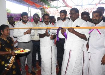 நாகப்பட்டினம் மாவட்டம் திருமருகல் ஊராட்சி ஒன்றியத்திற்குட்பட்ட ஊராட்சி பகுதிகளில் புதிதாக கட்டப்பட்டுள்ள கட்டிடங்களை மாண்புமிகு சுற்றுச்சூழல் காலநிலை மாற்றத்துறை மற்றும் முன்னாள் படை வீரர் நலத்துறை அமைச்சர் சிவ.வீ.மெய்யநாதன் இன்று திறந்து வைத்தார். மாவட்ட ஆட்சித்தலைவர் டாக்டர்.அ.அருண்தம்புராஜ் உடன் உள்ளார்.