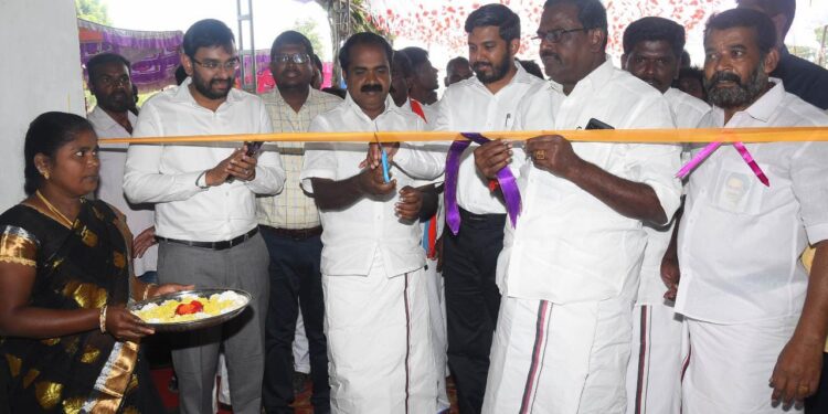 நாகப்பட்டினம் மாவட்டம் திருமருகல் ஊராட்சி ஒன்றியத்திற்குட்பட்ட ஊராட்சி பகுதிகளில் புதிதாக கட்டப்பட்டுள்ள கட்டிடங்களை மாண்புமிகு சுற்றுச்சூழல் காலநிலை மாற்றத்துறை மற்றும் முன்னாள் படை வீரர் நலத்துறை அமைச்சர் சிவ.வீ.மெய்யநாதன் இன்று திறந்து வைத்தார். மாவட்ட ஆட்சித்தலைவர் டாக்டர்.அ.அருண்தம்புராஜ் உடன் உள்ளார்.