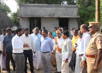 நாகப்பட்டினம் மாவட்டம் கீழையூர் ஊராட்சி ஒன்றியத்திற்குட்பட்ட பகுதிகளில் மாவட்ட கண்காணிப்பு அலுவலர் மற்றும் குறு சிறு மற்றும் நடுத்தர தொழில்கள் துறை அரசு செயலாளர் வீ.அருண்ராய் மற்றும் மாவட்ட ஆட்சித்தலைவர் டாக்டர் அ.அருண்தம்புராஜ் இன்று ஆய்வு மேற்கொண்டனர்.