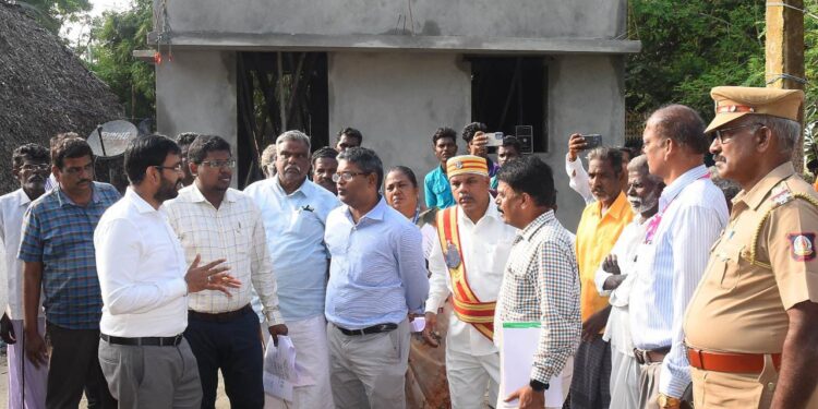 நாகப்பட்டினம் மாவட்டம் கீழையூர் ஊராட்சி ஒன்றியத்திற்குட்பட்ட பகுதிகளில் மாவட்ட கண்காணிப்பு அலுவலர் மற்றும் குறு சிறு மற்றும் நடுத்தர தொழில்கள் துறை அரசு செயலாளர் வீ.அருண்ராய் மற்றும் மாவட்ட ஆட்சித்தலைவர் டாக்டர் அ.அருண்தம்புராஜ் இன்று ஆய்வு மேற்கொண்டனர்.