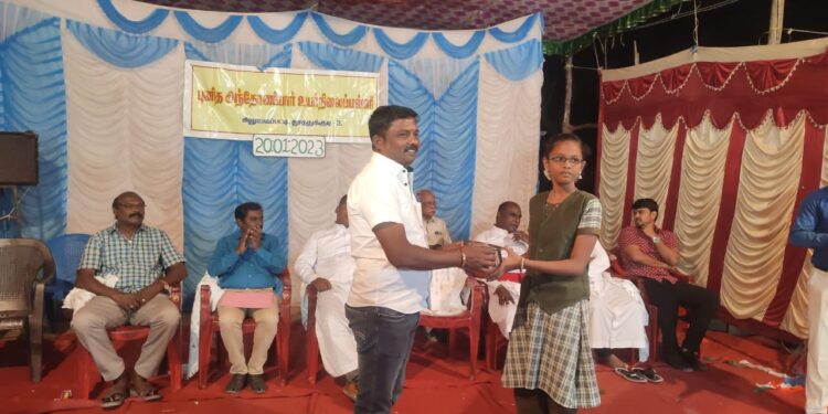 பெற்றோர்களையும் ஆசிரியர்களையும் இரு கண்களாக மதிக்க வேண்டும் ஊராட்சி மன்ற தலைவர் சரவணக்குமார் அறிவுரை