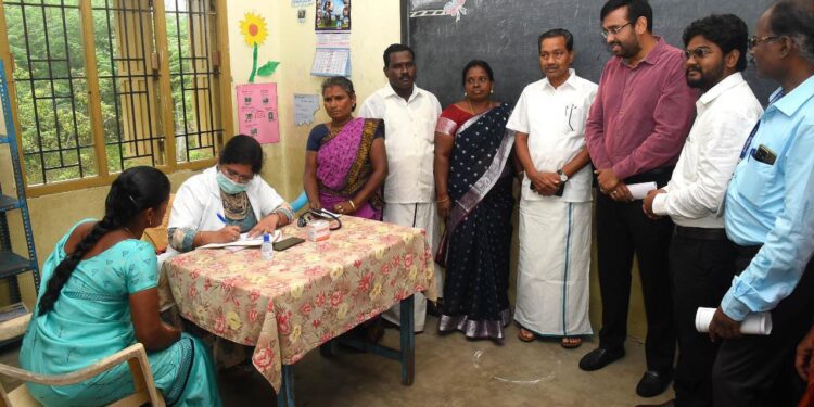 கலைஞரின் வருமுன் காப்போம் திட்ட சிறப்பு மருத்துவ முகாமினை நாகப்பட்டினம் MP எம்.செல்வராஜ் குத்துவிக்கேற்றி தொடங்கி வைத்தார்