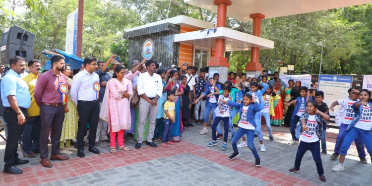 தூத்துக்குடி அரசு விழாவில் அலட்சியம் – வேடிக்கை பார்த்த கலெக்டர்