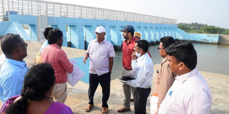 நாகப்பட்டினம் மாவட்டத்தில் நீர்வளத்துறை சார்பில் ஆசிய வளர்ச்சி வங்கி நிதியுதவியின் கீழ்; நடைபெற்ற உள்கட்டமைப்பு மேம்பாட்டு பணிகள் மற்றும் மறுகட்டுமானப் பணிகளை மாநில திட்டக்குழு துணைத்தலைவர் டாக்டர் ஜெ.ஜெயரஞ்சன் இன்று நேரில் பார்வையிட்டு ஆய்வு மேற்கொண்டார்.