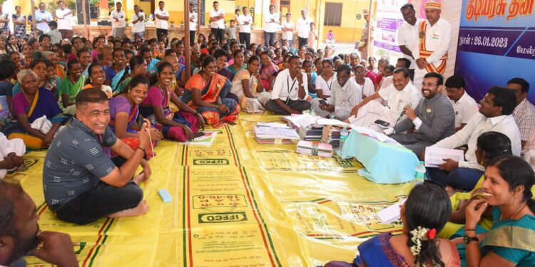 நாகப்பட்டினம் மாவட்டம் கீழையூர் ஊராட்சி ஒன்றியம் திருப்பூண்டி கிழக்கு ஊராட்சி காமேஸ்வரம் கிராமத்தில் குடியரசு தினத்தை முன்னிட்டு நடைப்பெற்ற கிராமசபை கூட்டத்தில் மாவட்ட ஆட்சித்தலைவர் டாக்டர்.அ.அருண்தம்புராஜ் இன்று கலந்து கொண்டார்.