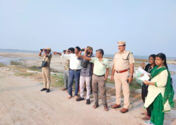 வேதாரண்யத்தை அடுத்தகோடியக்கரை வன சரகம் பறவைகள் சரணாலயத்தில் பறவைகள் கணக்கெடுப்பு.