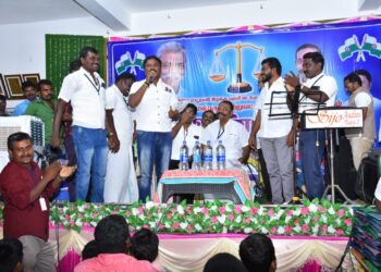 மாப்பிள்ளையூரணி வியாபாரிகளுக்கு தொழில்கடன் கூட்டுறவு கடன் சங்க தலைவர் சரவணக்குமார் வழங்கினார்.