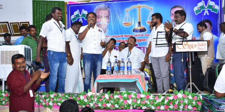 மாப்பிள்ளையூரணி வியாபாரிகளுக்கு தொழில்கடன் கூட்டுறவு கடன் சங்க தலைவர் சரவணக்குமார் வழங்கினார்.