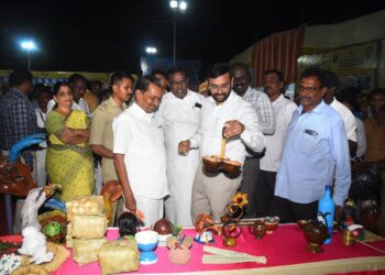 நாகப்பட்டினம் மாவட்டம் புதிய பேருந்து நிலையம் அருகிலுள்ள அவுரித்திடலில் செய்தி மக்கள் தொடர்புத் துறையின் சார்பில் அமைக்கப்பட்டிருந்த ஓயா உழைப்பின் ஓராண்டு – கடைகோடி தமிழரின் கனவுகளை தாங்கி தமிழக அரசின் சாதனை விளக்க புகைப்படக் கண்காட்சி அரங்கினை மாவட்ட ஆட்சித்தலைவர் டாக்டர்.அ.அருண்தம்புராஜ் தொடங்கி வைத்தார்.