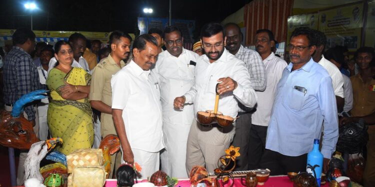 நாகப்பட்டினம் மாவட்டம் புதிய பேருந்து நிலையம் அருகிலுள்ள அவுரித்திடலில் செய்தி மக்கள் தொடர்புத் துறையின் சார்பில் அமைக்கப்பட்டிருந்த ஓயா உழைப்பின் ஓராண்டு – கடைகோடி தமிழரின் கனவுகளை தாங்கி தமிழக அரசின் சாதனை விளக்க புகைப்படக் கண்காட்சி அரங்கினை மாவட்ட ஆட்சித்தலைவர் டாக்டர்.அ.அருண்தம்புராஜ் தொடங்கி வைத்தார்.