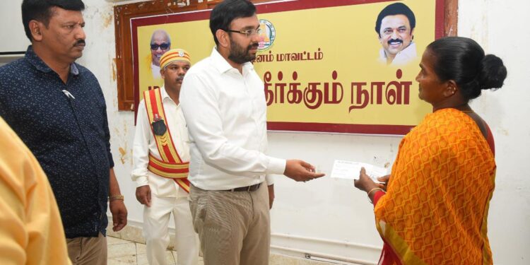 நாகப்பட்டினம் மாவட்ட ஆட்சியர் அலுவலகத்தில் வாராந்திர மக்கள் குறைதீர்க்கும் நாள் கூட்டம் மாவட்ட ஆட்சித்தலைவர் டாக்டர் அ.அருண்தம்புராஜ் தலைமையில் நடைபெற்றது.