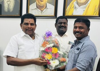 அமைச்சர் அனிதா ராதாகிருஷ்ணனிடம் தூத்துக்குடி திமுக கிழக்கு ஒன்றிய செயலாளரும், மாப்பிள்ளை பூரணி  பஞ். தலைவருமான சரவணக்குமார் புத்தாண்டு வாழ்த்து தெரிவித்தார்