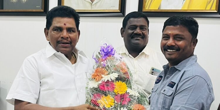 அமைச்சர் அனிதா ராதாகிருஷ்ணனிடம் தூத்துக்குடி திமுக கிழக்கு ஒன்றிய செயலாளரும், மாப்பிள்ளை பூரணி  பஞ். தலைவருமான சரவணக்குமார் புத்தாண்டு வாழ்த்து தெரிவித்தார்
