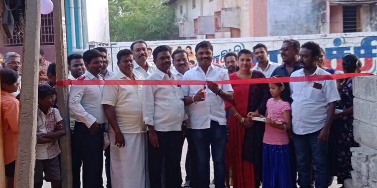 வடக்கு சோட்டையன் தோப்பு பகுதியில் பேவர் பிளாக் சாலையை ஊராட்சி மன்ற தலைவர் சரவணக்குமார் திறந்து வைத்தார்.