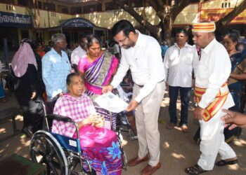 நாகப்பட்டினம் நகராட்சி பெண்கள் மேல்நிலைப்பள்ளியில் பள்ளிக்கல்வித்துறை மற்றும் மாற்றுத்திறனாளிகள் நலத்துறை இணைந்து நடத்தும் மாற்றுத்திறனாளிகளுக்கான தனித்துவம் வாய்ந்த அடையாள அட்டை வழங்குவதற்கான முகாமினை மாவட்ட ஆட்சித்தலைவர் டாக்டர் அ.அருண்தம்புராஜ். தொடங்கி வைத்தார்.