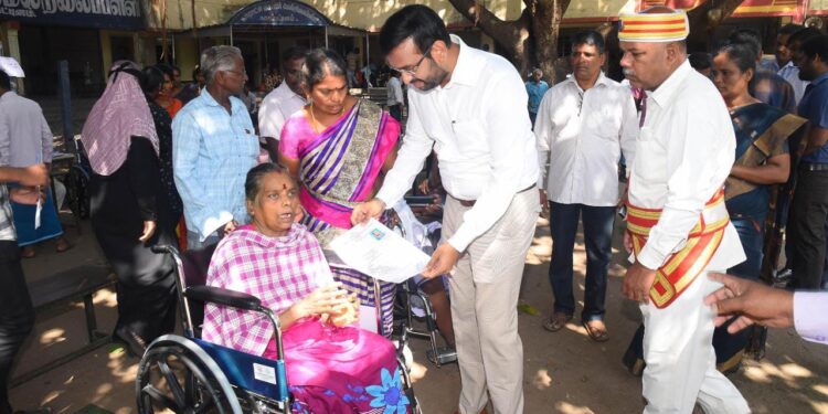 நாகப்பட்டினம் நகராட்சி பெண்கள் மேல்நிலைப்பள்ளியில் பள்ளிக்கல்வித்துறை மற்றும் மாற்றுத்திறனாளிகள் நலத்துறை இணைந்து நடத்தும் மாற்றுத்திறனாளிகளுக்கான தனித்துவம் வாய்ந்த அடையாள அட்டை வழங்குவதற்கான முகாமினை மாவட்ட ஆட்சித்தலைவர் டாக்டர் அ.அருண்தம்புராஜ். தொடங்கி வைத்தார்.