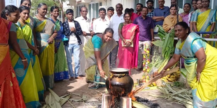 தூத்துக்குடி மாவட்ட ஊராட்சி மன்றம் சார்பில் தலைவர் பிரம்மசக்தி தலைமையில் சமத்துவ பொங்கல் கொண்டாடப்பட்டது.