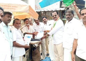 ராகுல்காந்தி  மக்களுக்கு கடிதம் மூலமாக அளித்த செய்திகளை, நோட்டீஸ் ஆக அச்சடித்து  தூத்துக்குடி மாநகர் மாவட்ட காங்கிரஸ் கமிட்டி தலைவர் சி.எஸ்.முரளிதரன் தலைமையில் காங்கிரசார் பொது மக்களுக்கு வழங்கினார் . 