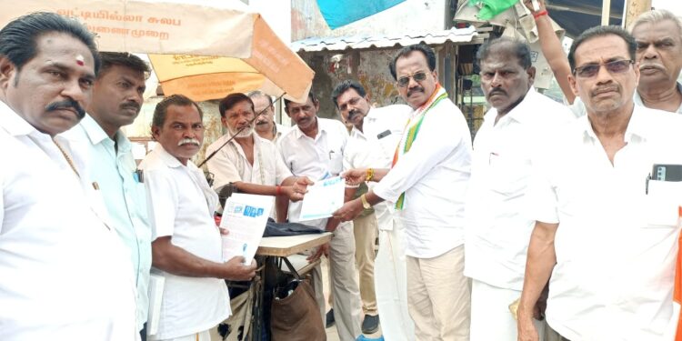 ராகுல்காந்தி மக்களுக்கு கடிதம் மூலமாக அளித்த செய்திகளை, நோட்டீஸ் ஆக அச்சடித்து தூத்துக்குடி மாநகர் மாவட்ட காங்கிரஸ் கமிட்டி தலைவர் சி.எஸ்.முரளிதரன் தலைமையில் காங்கிரசார் பொது மக்களுக்கு வழங்கினார் .