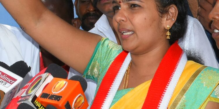 சென்னை கடலில் பேனா அமைக்க சீமானுக்கு ஆதரவாக தூத்துக்குடி மக்கள் நல உரிமை அமைப்பாளர் அருணாதேவி ரமேஷ் பாண்டியன் கண்டனம்