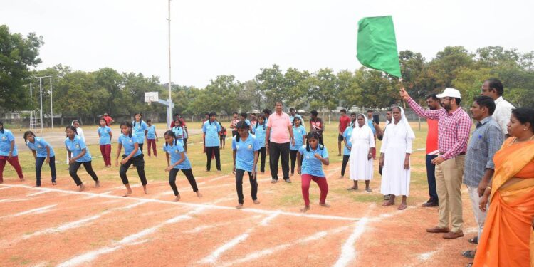 நாகப்பட்டினம் மாவட்டத்தில் முத்தமிழறிஞர் டாக்டர் கலைஞர் மாவட்ட விளையாட்டு அரங்கத்தில் தமிழ்நாடு விளையாட்டு மேம்பாட்டு ஆணையம் சார்பில் தமிழ்நாடு முதலமைச்சர் கோப்பை, மாற்றுத்திறனாளிகளுக்கான மாவட்ட அளவில் விளையாட்டு போட்டிகளை மாவட்ட ஆட்சித்தலைவர் டாக்டர் அ.அருண்தம்புராஜ் கொடியசைத்து தொடங்கி வைத்தார்.
