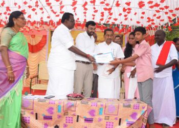 ஏ.பி.சி மகாலட்சுமி மகளிர் கல்லூரி நாட்டுநலப் பணி திட்டம் மற்றும் ஆங்கிலத்துறை சார்பில் செவித்திறன் குன்றியோர் மேல்நிலைப்பள்ளியில் சர்வோதயா தினத்தினை முன்னிட்டு பள்ளி குழந்தைகளுக்கு நன்கொடை